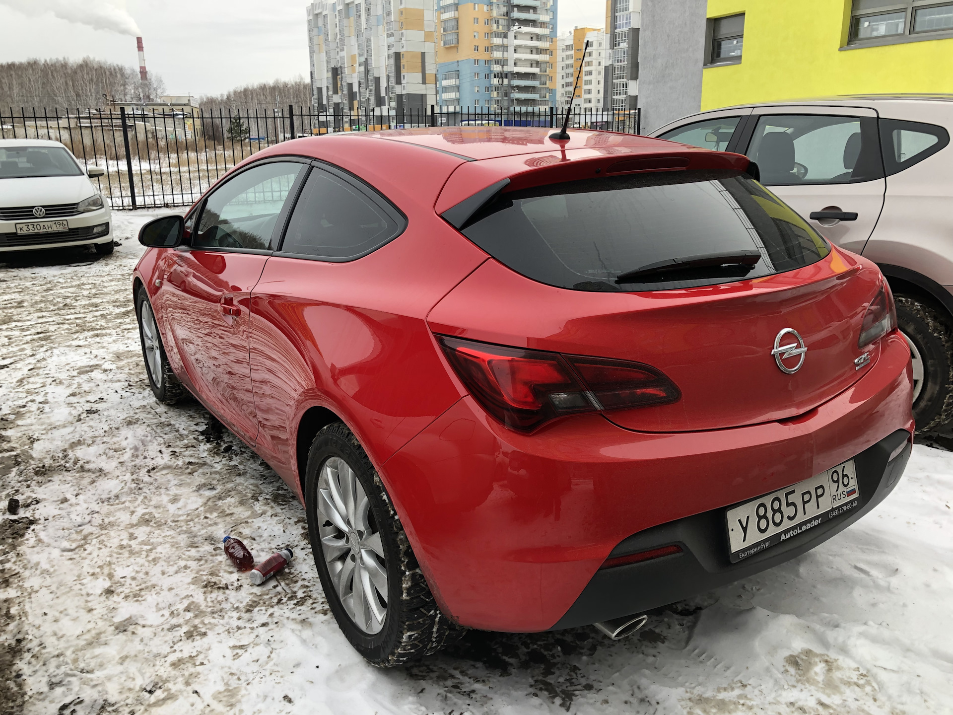 Opel Astra GTC красная