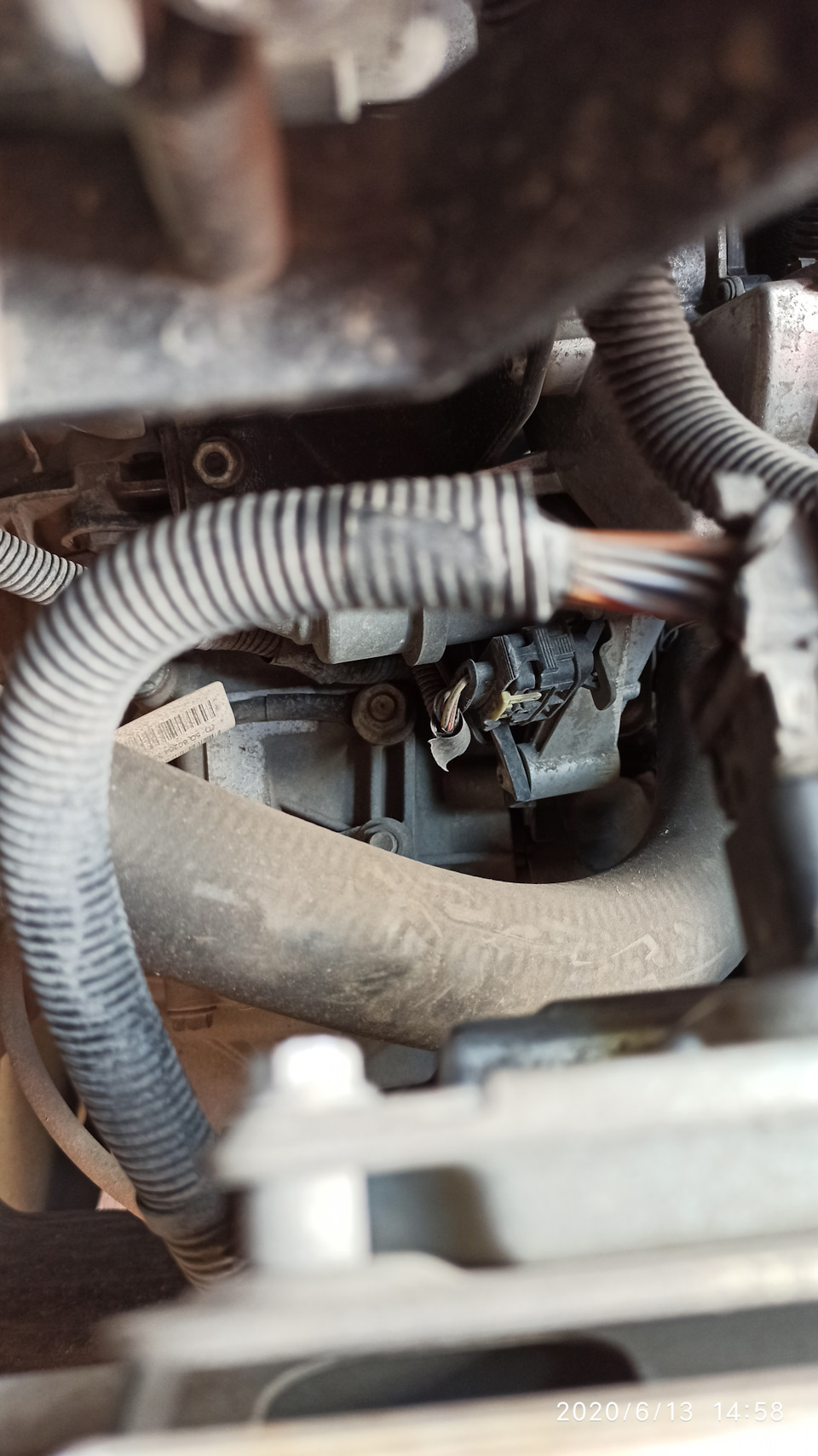 1 болт за разъемом — Lada Vesta SW (1G)