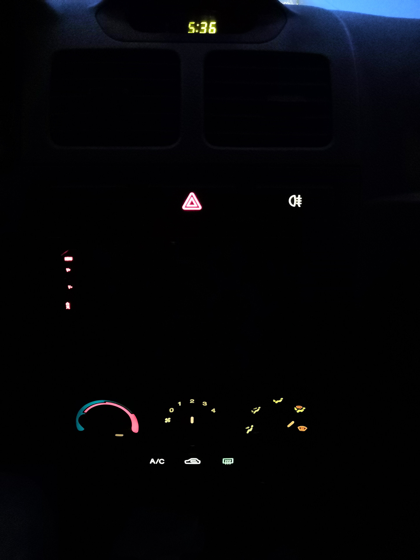Пропала подсветка кнопок. Подсветка кнопок Kia k5. Подсветка кнопок. Toyota Funcargo. Киа к2700 подсветка кнопок. Подсветка кнопок Vista cv30.