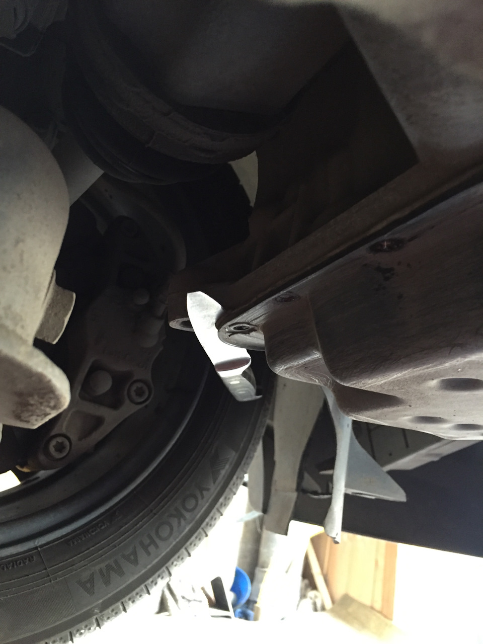 выкрутив 20 болтов с помощью не очень острого, но прочного ножа поддеваем подддон и с помощью молотка стараемся пройтись по всем доступным местам стыка поддона и коробки ножом — Ford Focus Hatchback II