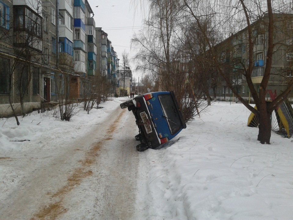 Освободи проезд. Мценск дворы. загородили проезд во дворе зима. ока во дворе зимой. не перегораживайте проезд.