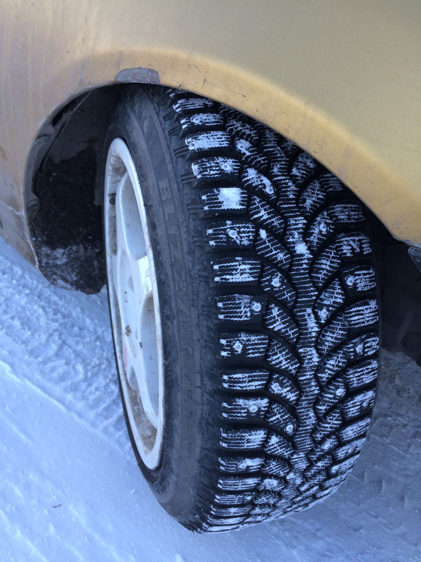 Купить шипованную резину 215 65. Bridgestone Blizzak Spike-01. 205 6516 Зимняя резина. Резина зимняя 16 шипованная медведь 185х65 16 радиуса. Зимняя резина для снега 205 65 16.