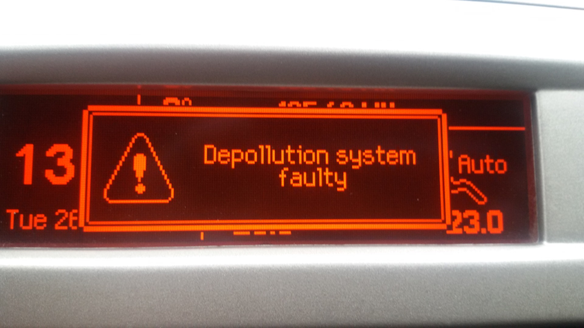 На дисплее пежо 308 горит чек двигатель надпись fehler motor что означает
