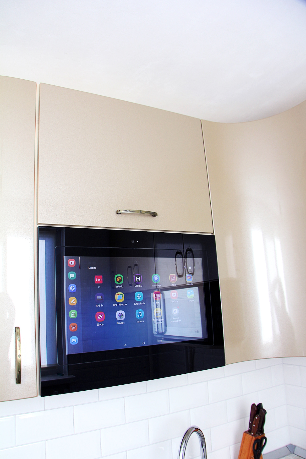 телевизор встроенный в фасад кухни