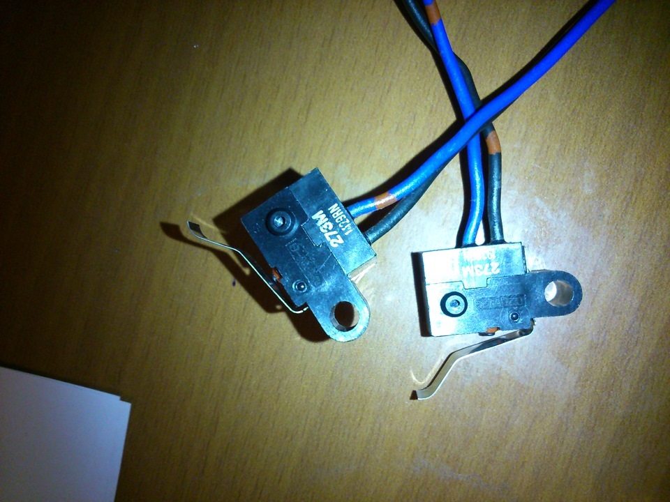 Датчики индукционные npn и pnp. Датчик нормально разомкнутый. Герконовый датчик обозначение на схеме. Схема подключения нормально замкнутого датчика. Датчик нормально разомкнутый.