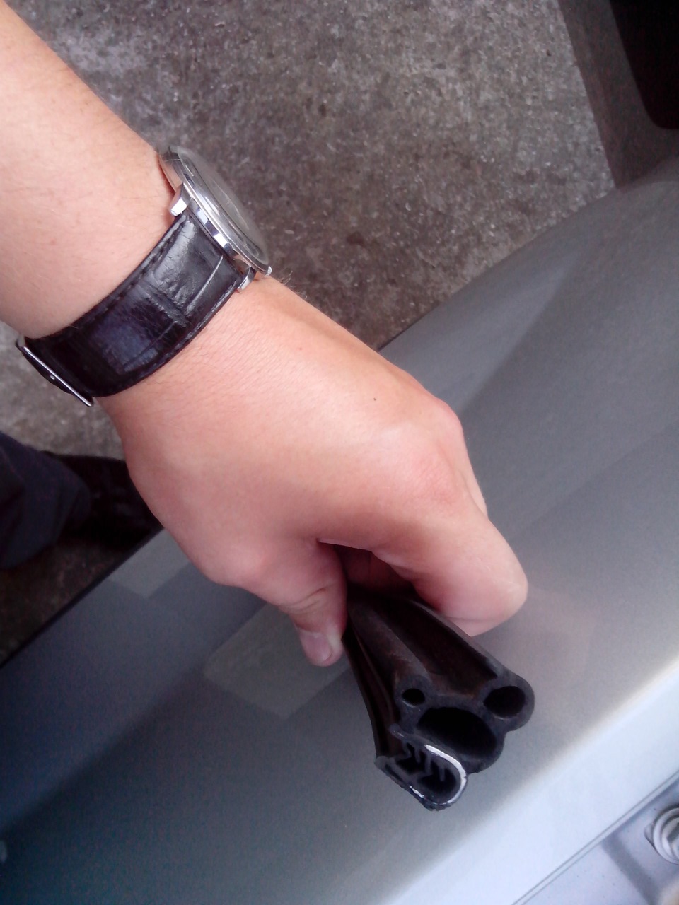 Установка уплотнителя капота — Lada Ларгус, 1,6 л, 2015 года | стайлинг ...