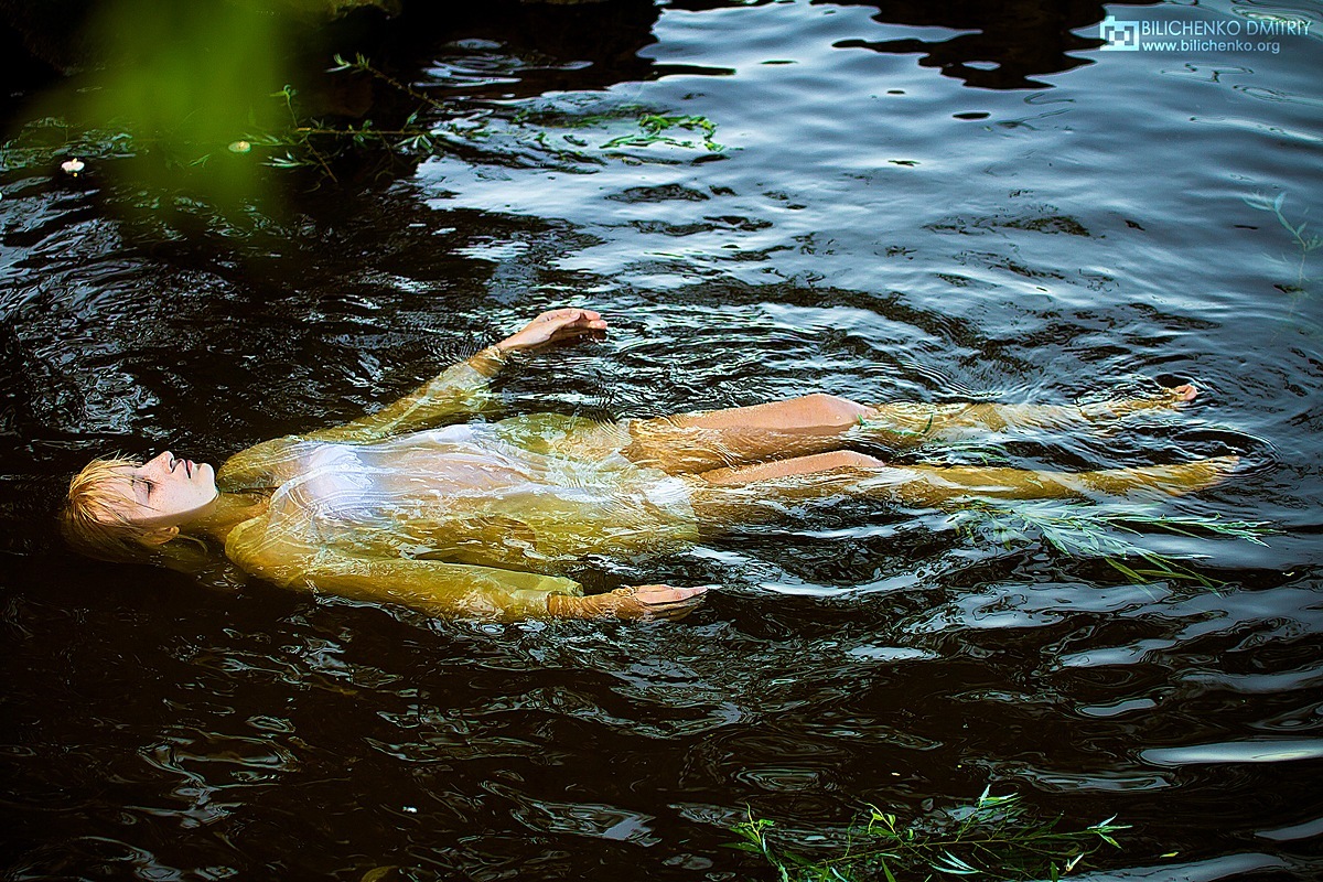 Плавать во сне в чистой. Тело в воде.