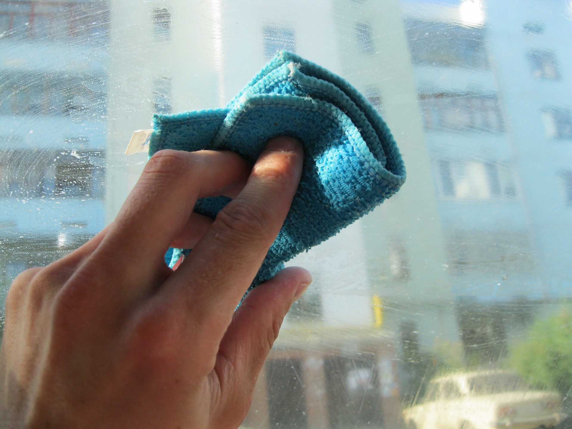 Чем отмыть скотч с окна