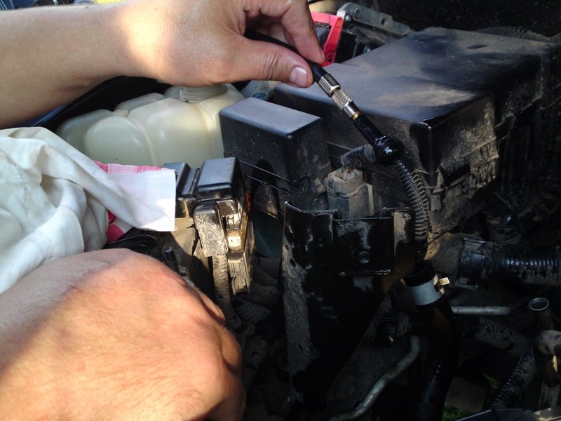 Затем снимаем бачок. Берём компрессор, вставляем во всасывающий шланг (обратку в бутылку) — Nissan Pathfinder (3G)