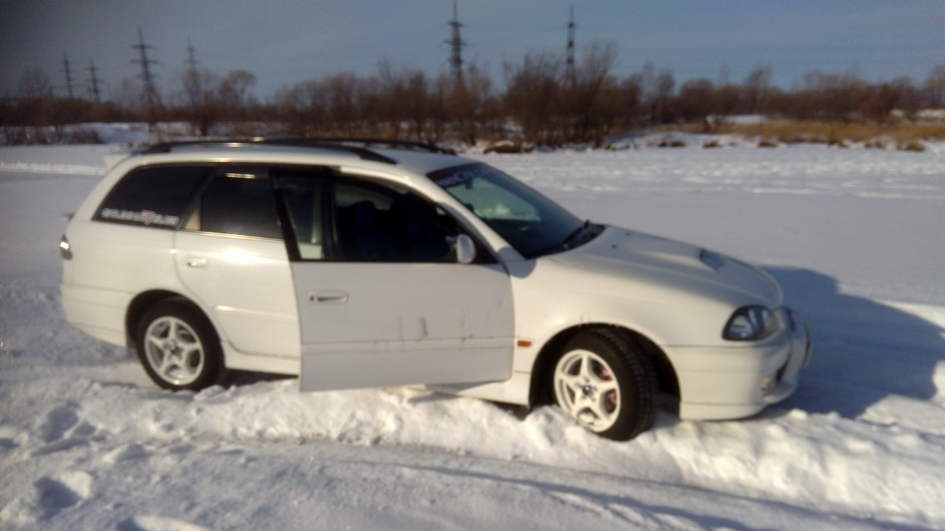 Тойота калдина благовещенск. Toyota Caldina 1998. Калдина 210 белая. Тойота Калдина 1998 белая. Застрял в сугробе Тойота Калдина белая.