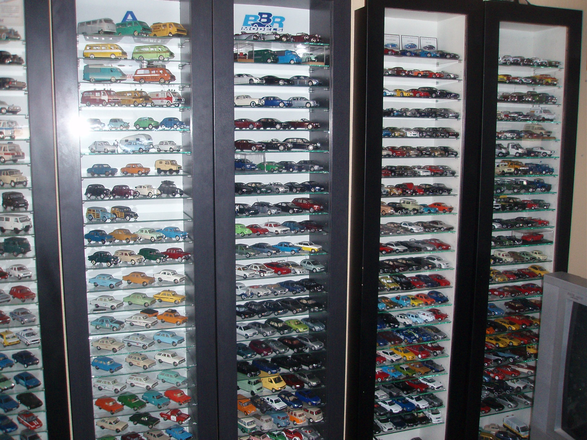 Шкаф для масштабных моделей автомобилей