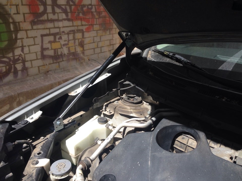 Газовые упоры капота нисан сирена. Установка газовых упоров. Газовые упоры капота пежо 3008. Установка газовых упоров. Уаз 3160 газовые упоры капота.