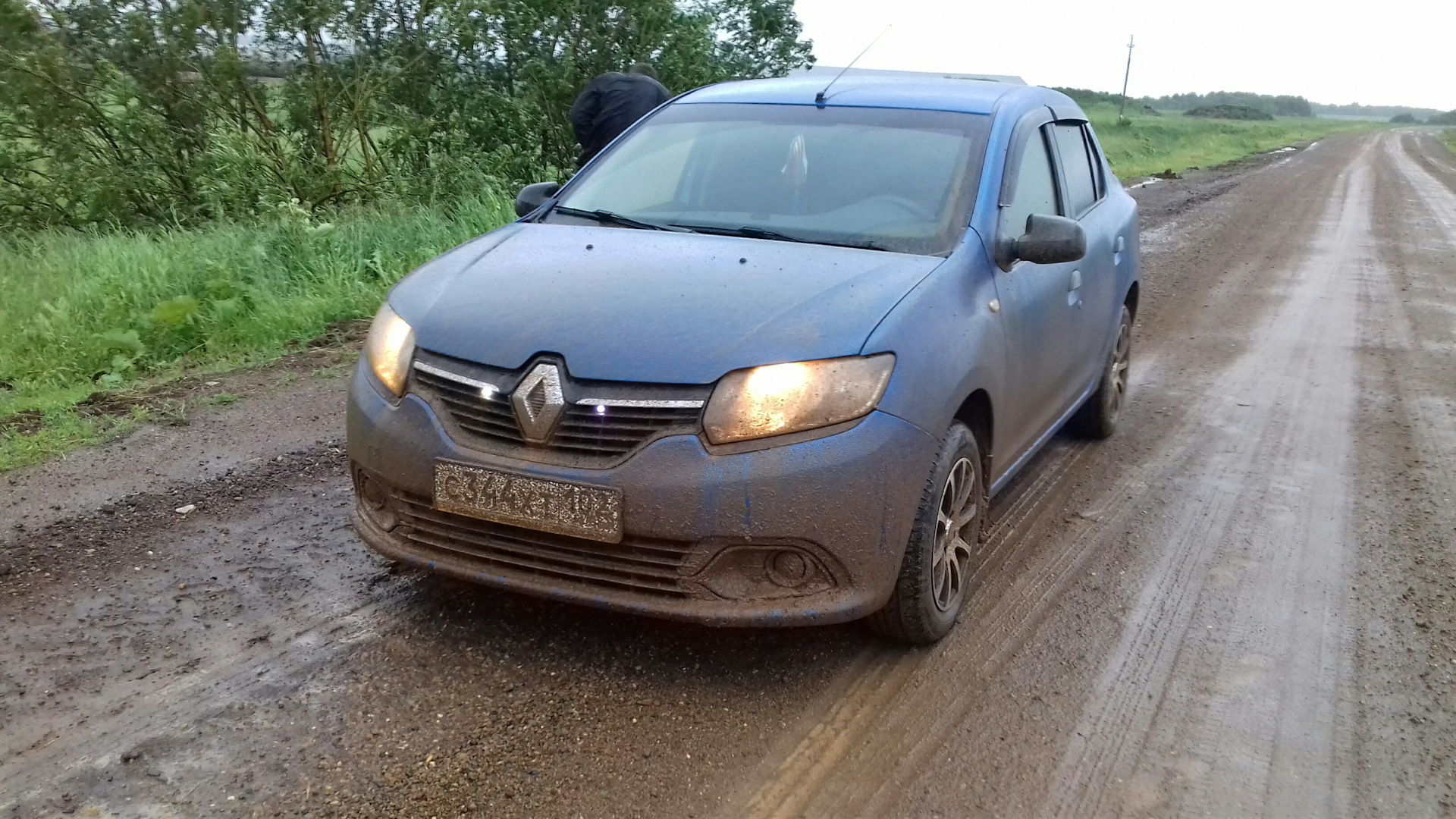 Рено логан плохой. Renault Logan, 2010 грязь. Рено Логан грязный. Грязная Рено Логан степвей. Рено Логан в грязи.