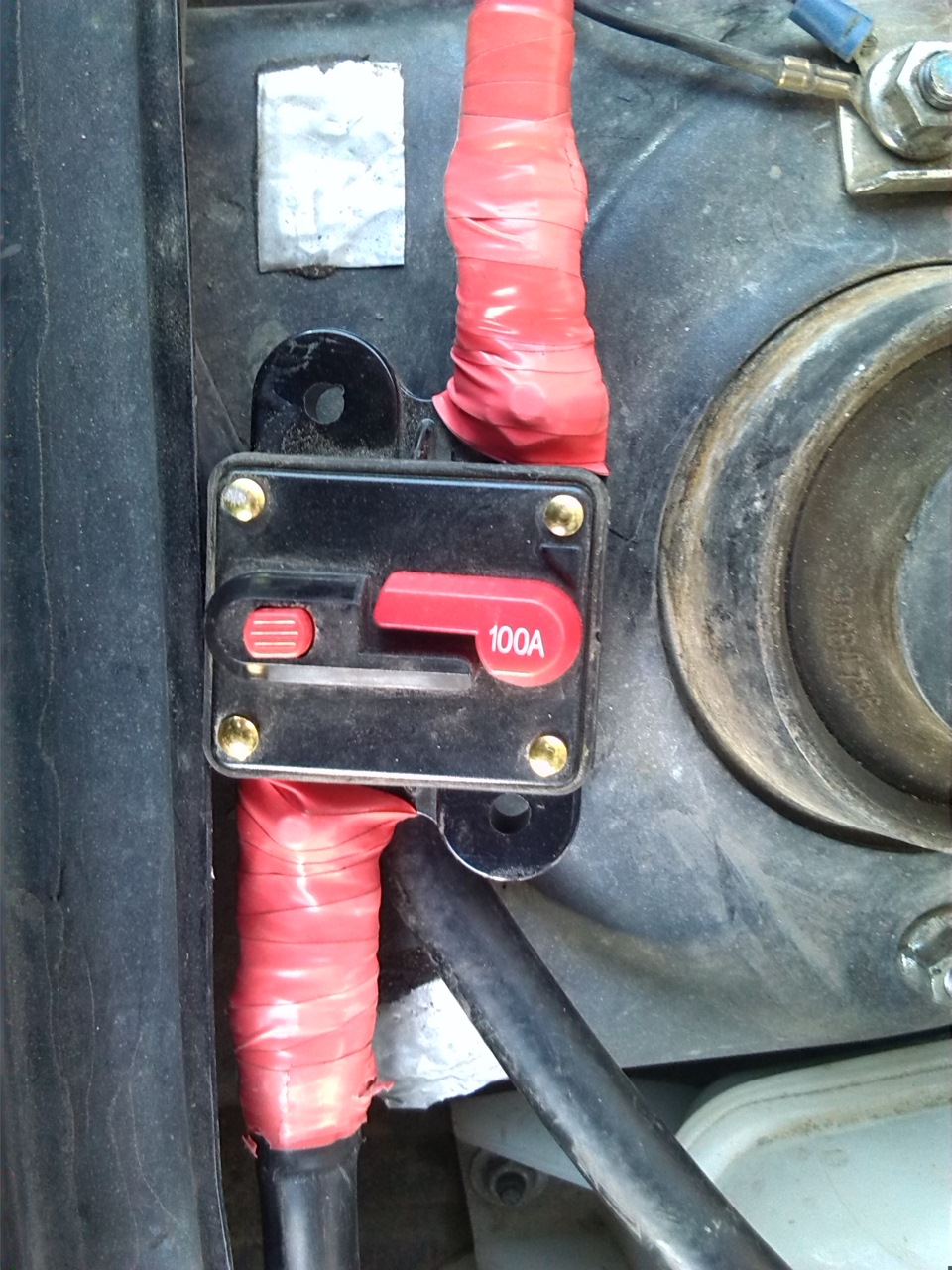 Второй аккумулятор в багажнике! — Daewoo Nexia (N150), 1,5 л, 2010 года ...