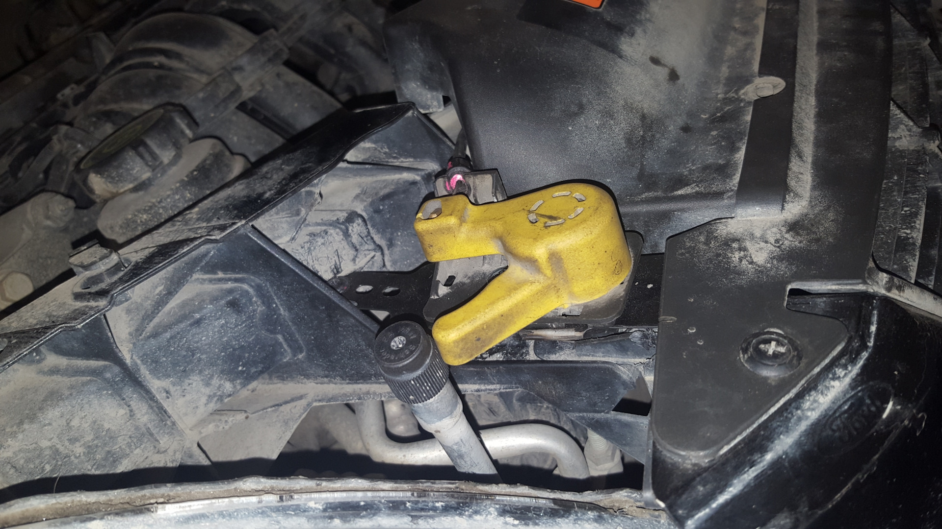 Не открывается капот фокус 2. Капот форд фокус 2 открывается. Открывание капота форд фокус 2. Замок капота форд фокус 1. Клипсы капота форд фокус 2.