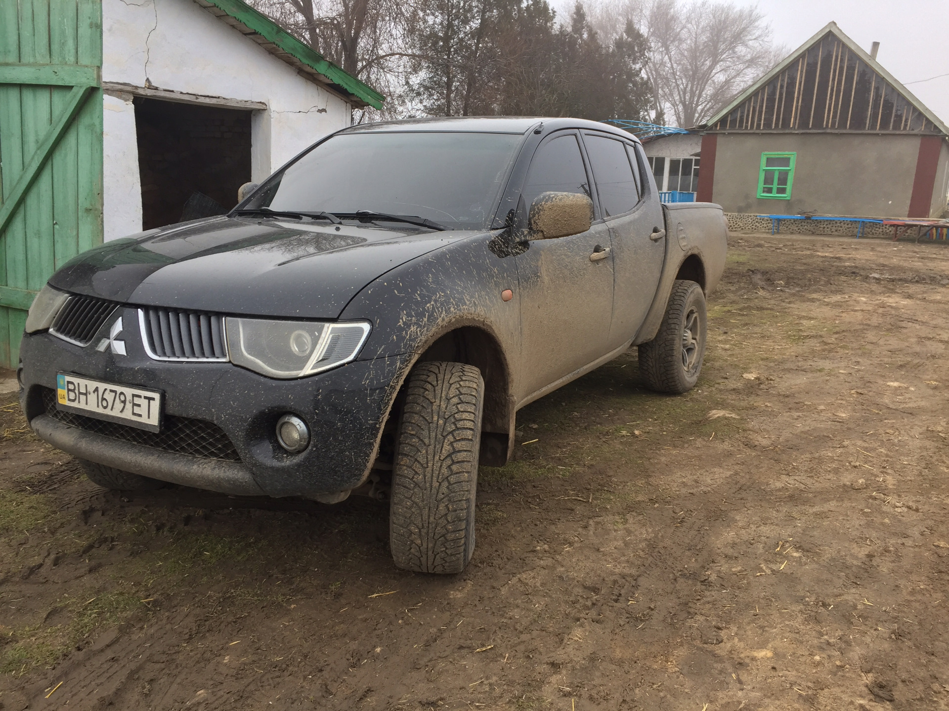 Митсубиси l200 черный дым