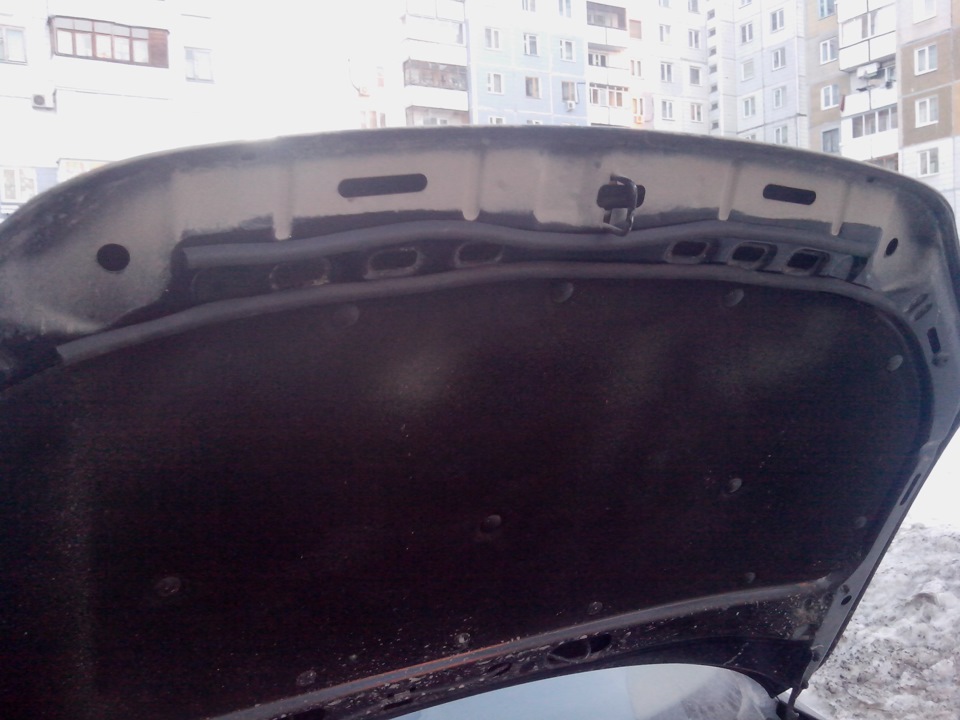 Защитил от грязи подкапотное пространство. — Lada Гранта, 1,6 л, 2013 ...