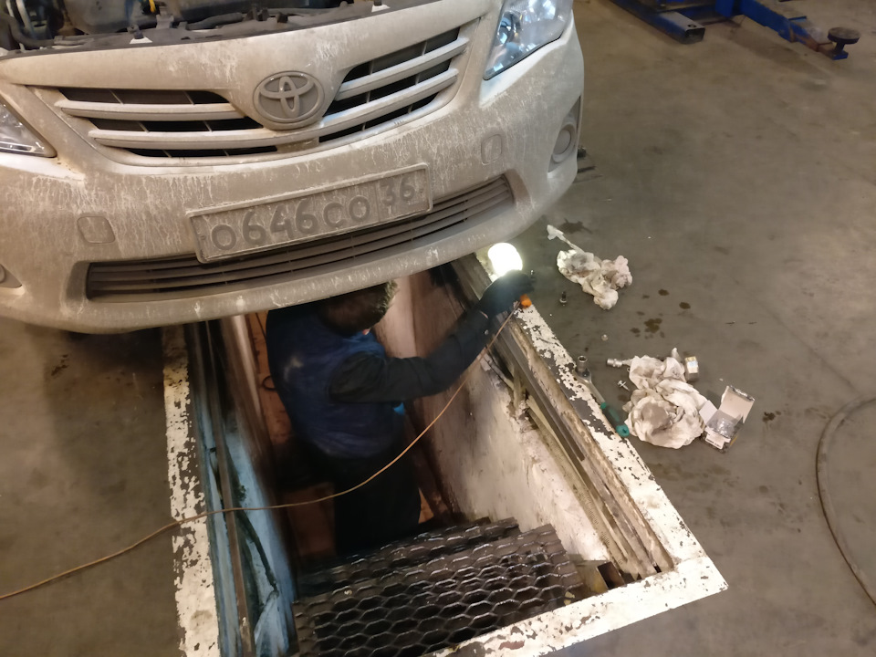 чинит лампу) — Toyota Corolla (140/150)