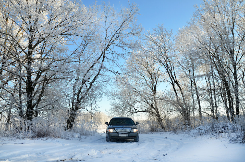 Сперва немного побаивался съезжать на поле, но Линкольн показал неплохие ходовые качества по замерзшей грязи и ямам, засыпанными снегом. — Lincoln Town Car III