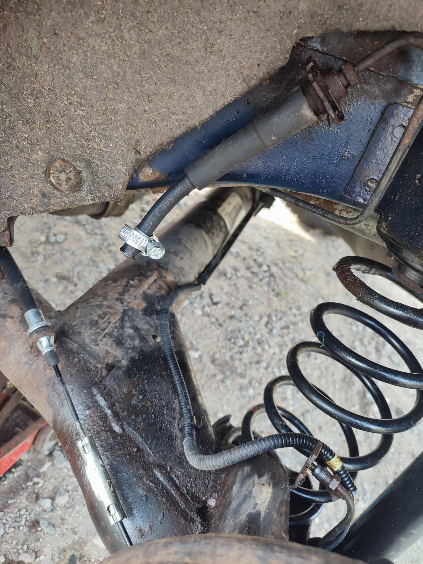 Лопнул тормозной шланг — Ford Fiesta (Mk V), 1,4 л, 2002 года | поломка ...