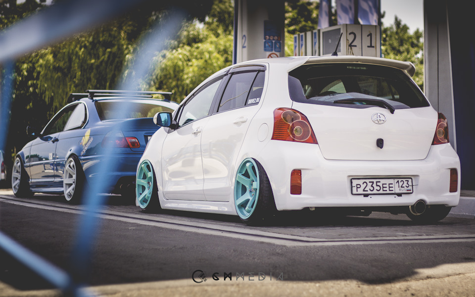 Toyota Vitz 2001 White stance