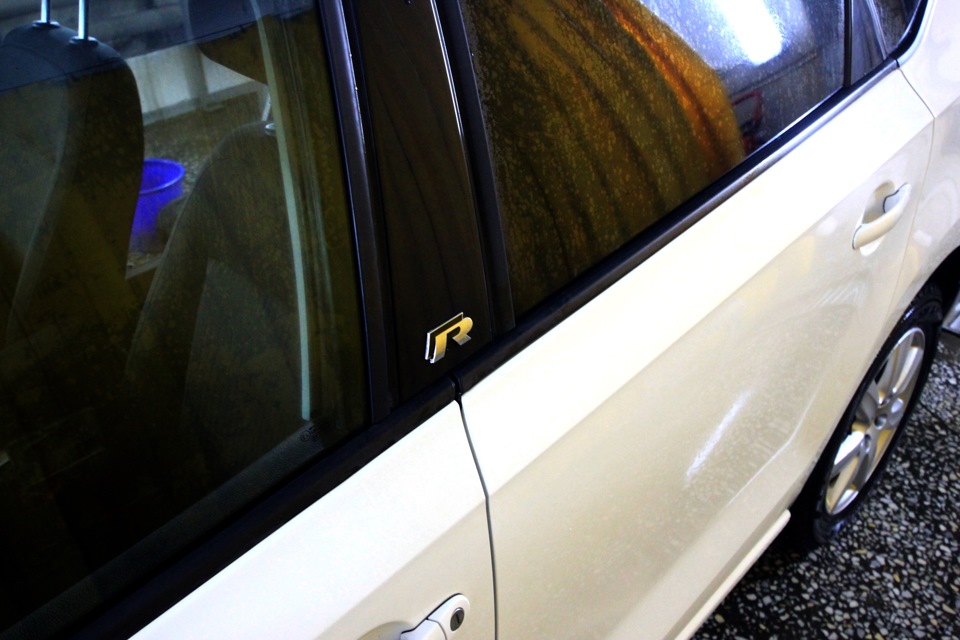 Эмблема -R- на решот. радиатора. — Volkswagen Polo Sedan, 1,6 л, 2011 ...