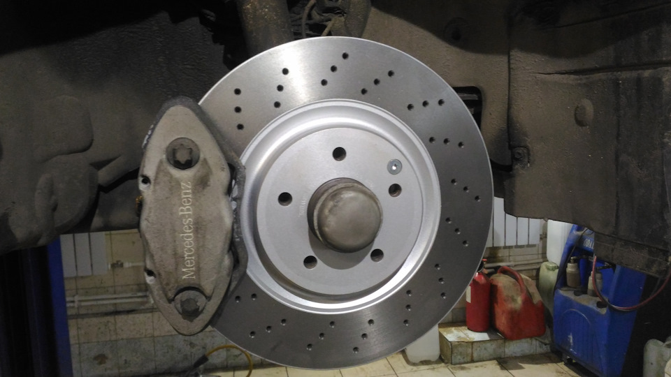 Обслужили передние тормоза и заменили ступичные подшипники — DRIVE2