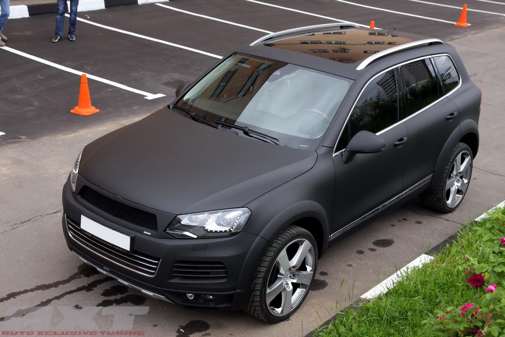 Черный VW Touareg 2011