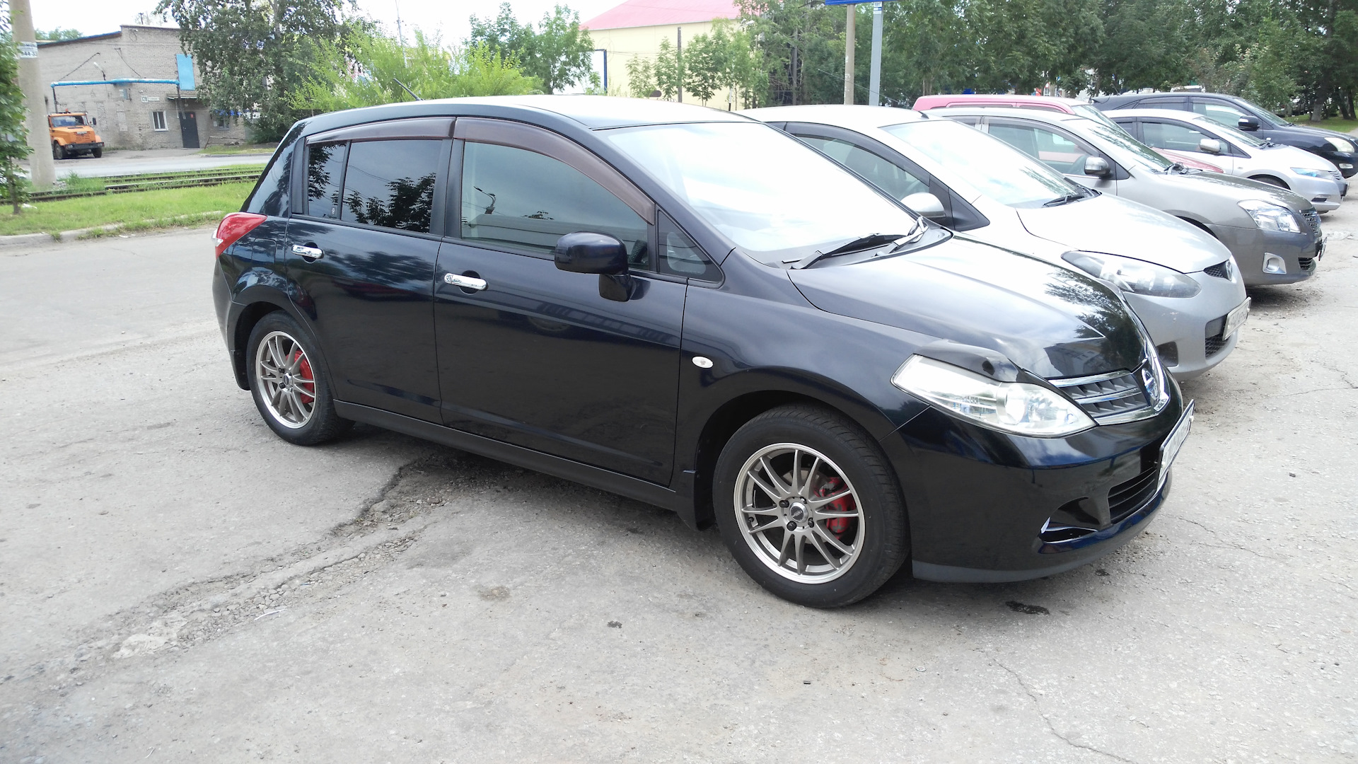 Диски ниссан тиида. Nissan Tiida диски r16. Nissan Tiida r18. Nissan Tiida c11 2008 литье. Nissan Tiida диски r15.