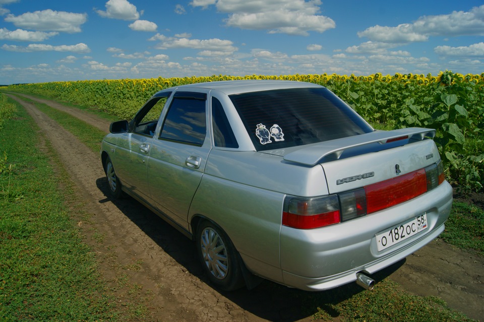 Покажи десятку. Lada 21101. Lada 10015 серебристая. Десятка на продажу. Lada Lada 2110 на дороге.