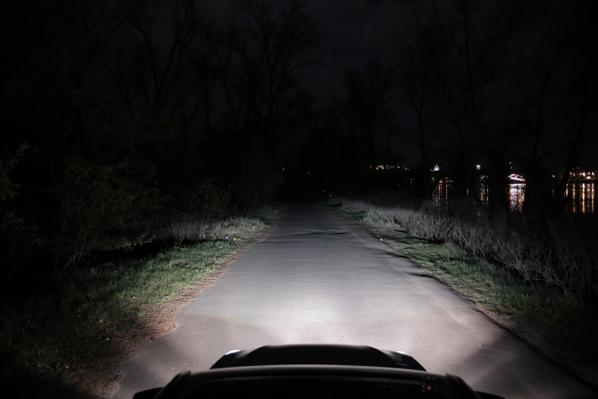 Ночь дорога свет фар. Фары на дороге. Авто ночь свет фар. Свет фар ночью. Свет фар на дороге.
