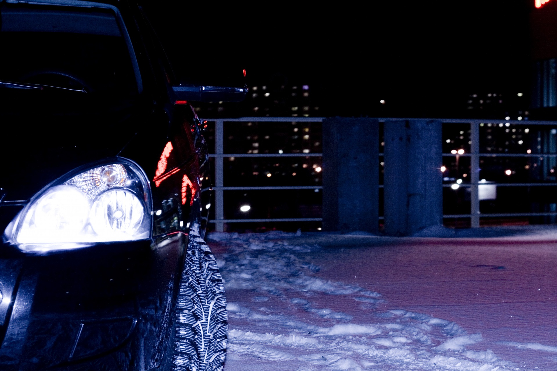Парень возле машины ночью зимой