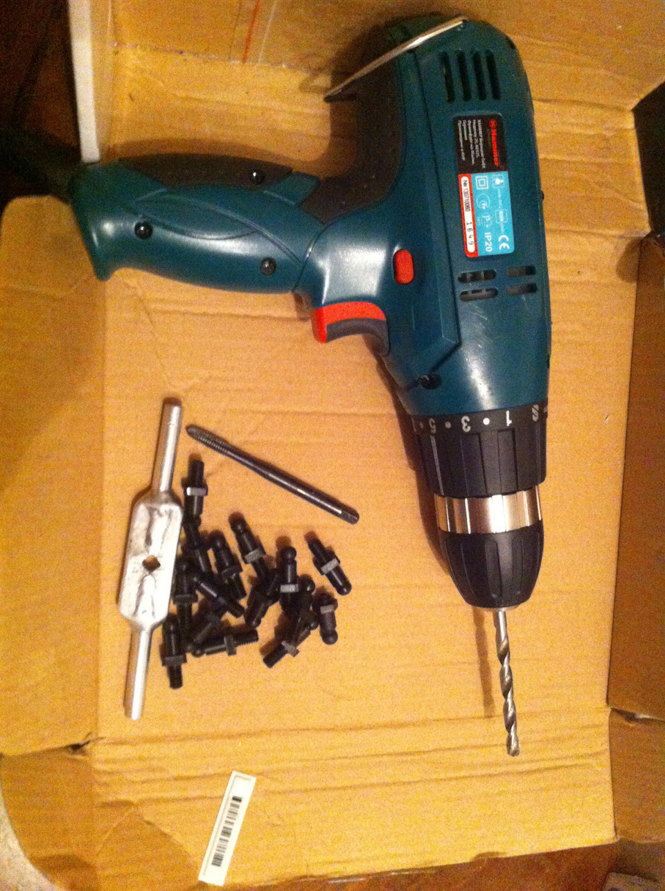 Понадобится дрель метчик вороток ну и сами новые детали — Skoda Octavia A7 Mk3