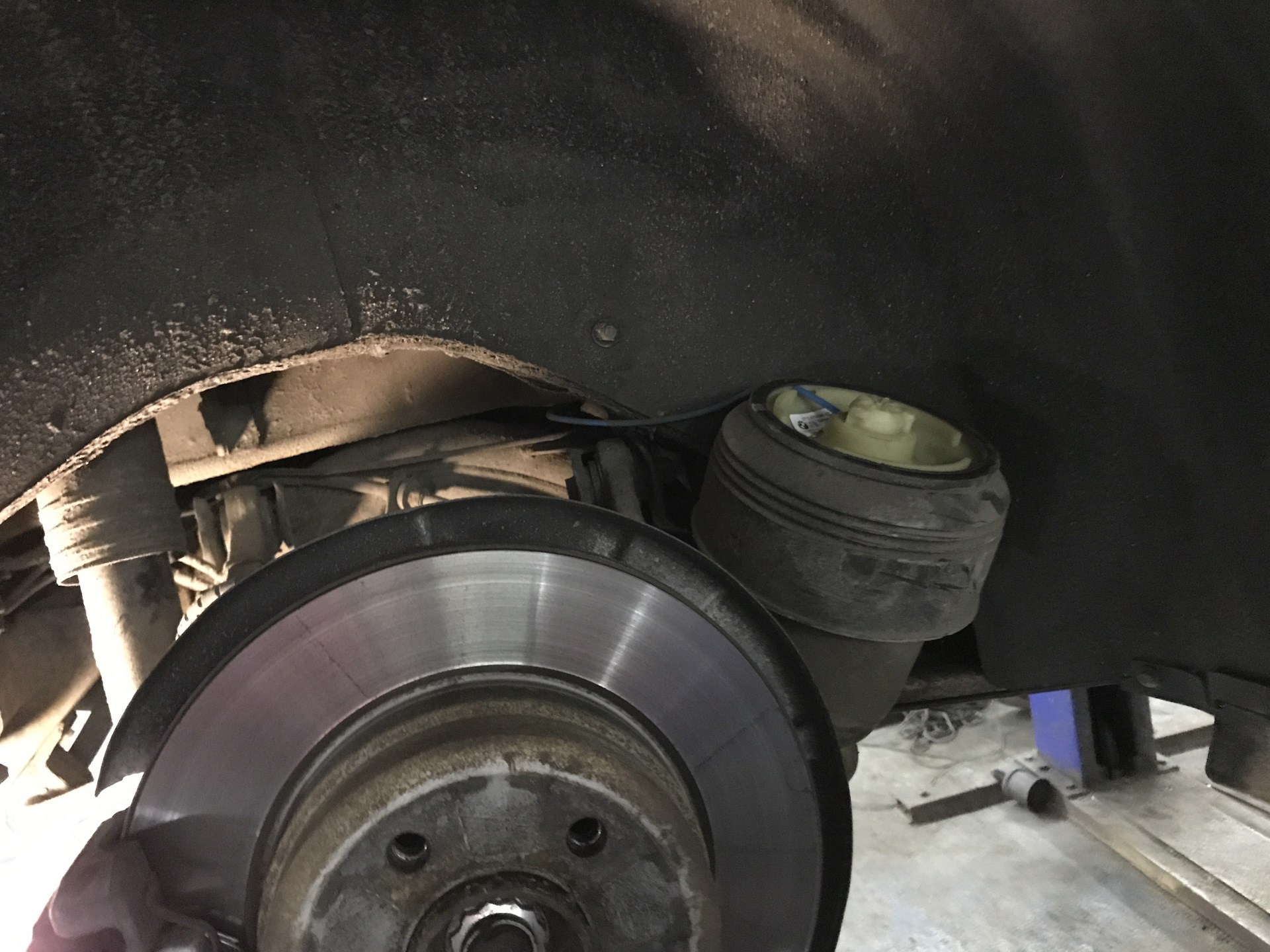 BMW e70 — замена пневмоподушки — Wild Motors на DRIVE2