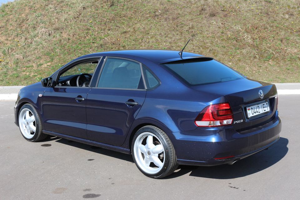 Volkswagen Polo 2011 темно синий