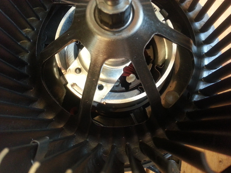 Тут на роторе и обмотках какие-то нашлепки. Ковырять не стал. — Ford Mondeo III