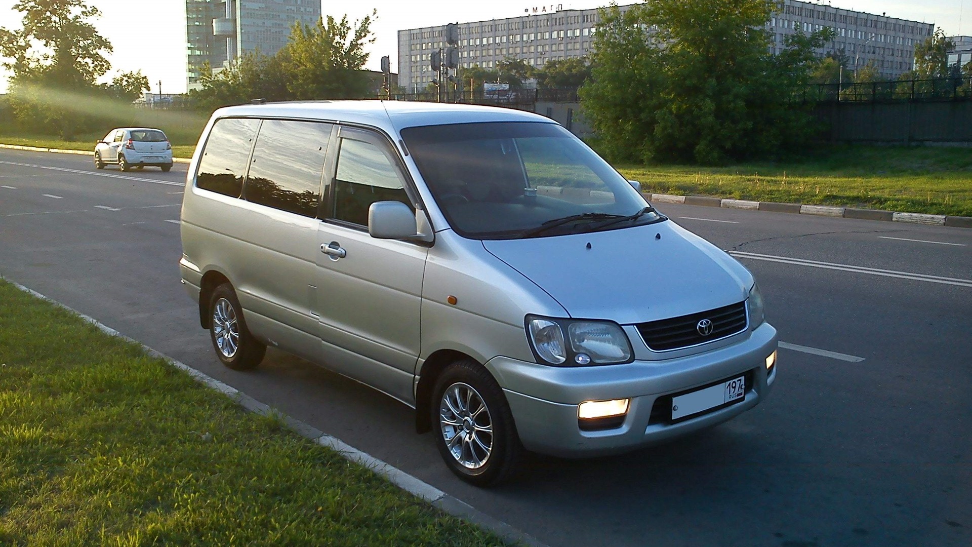 Toyota ace noah. Toyota Lite Ace Noah. Тойота Лайт айс Ноах.