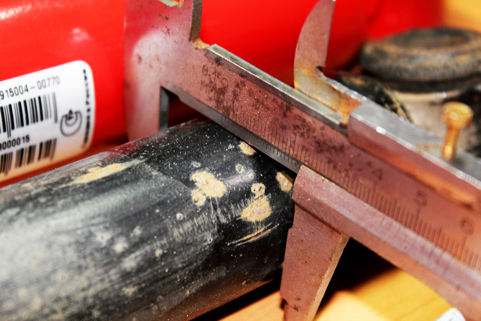 Замер диаметра рабочего цилиндра амортизатора фирмы Kayaba 443183 — Nissan Terrano I. Запчасти на фото: 443183