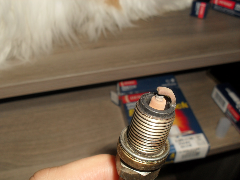 Замена свечей — Mazda Demio (1G), 1,3 л, 1998 года | своими руками | DRIVE2