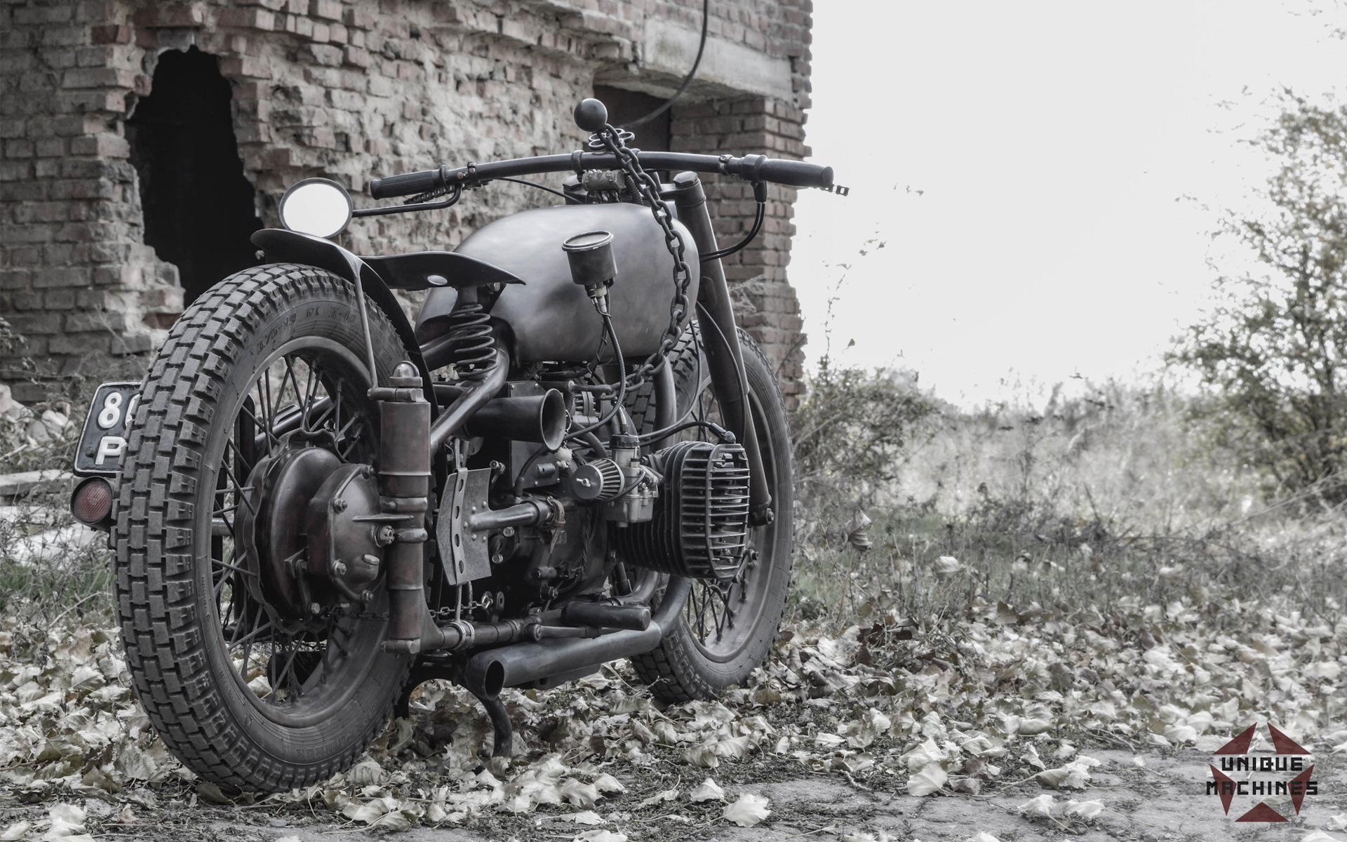 Индиан скаут боббер. Мотоцикл олдовый. Триумф бонневиль боббер. Боббер урал обои. Боббер на рабочий стол.