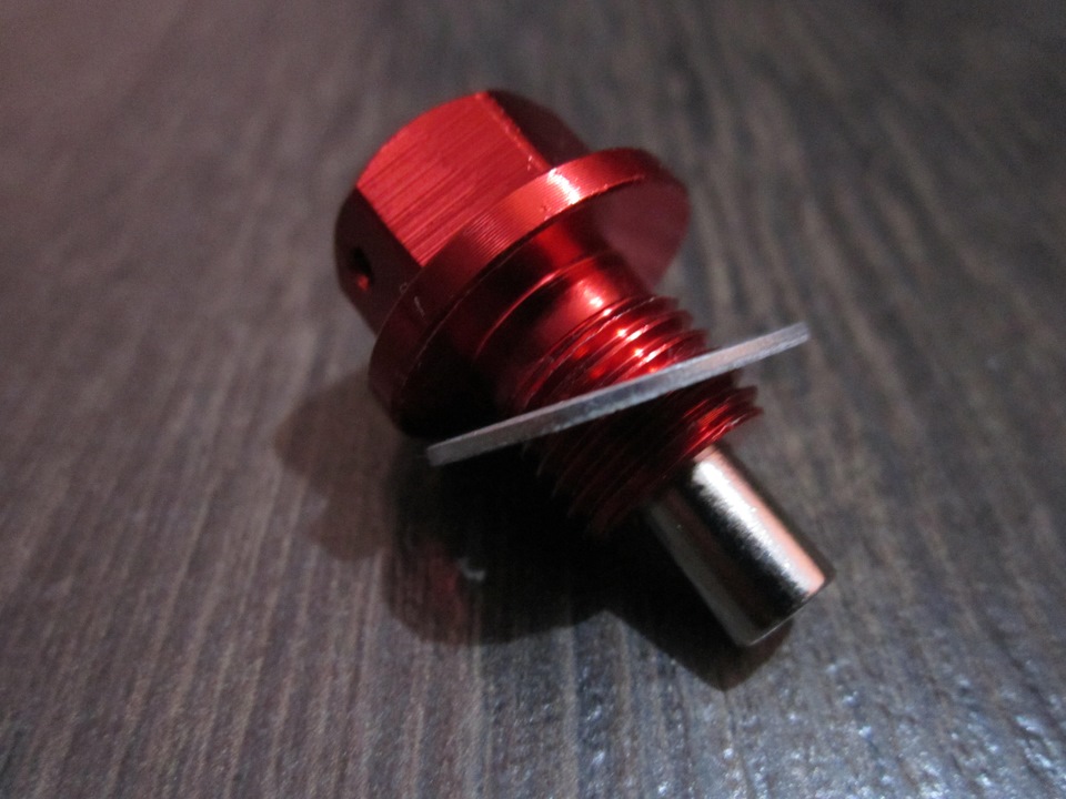 Магнитная пробка в масляный картер двигателя — Nissan Primera (P10), 2 ...