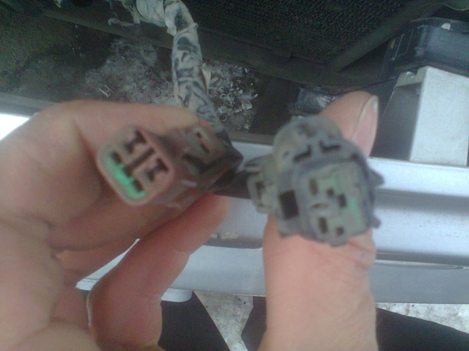 И вот такие 2 фишки)) Так же на каждой по (-) и на одной оранжево-белый провод а на красный — Nissan Bluebird (U14)