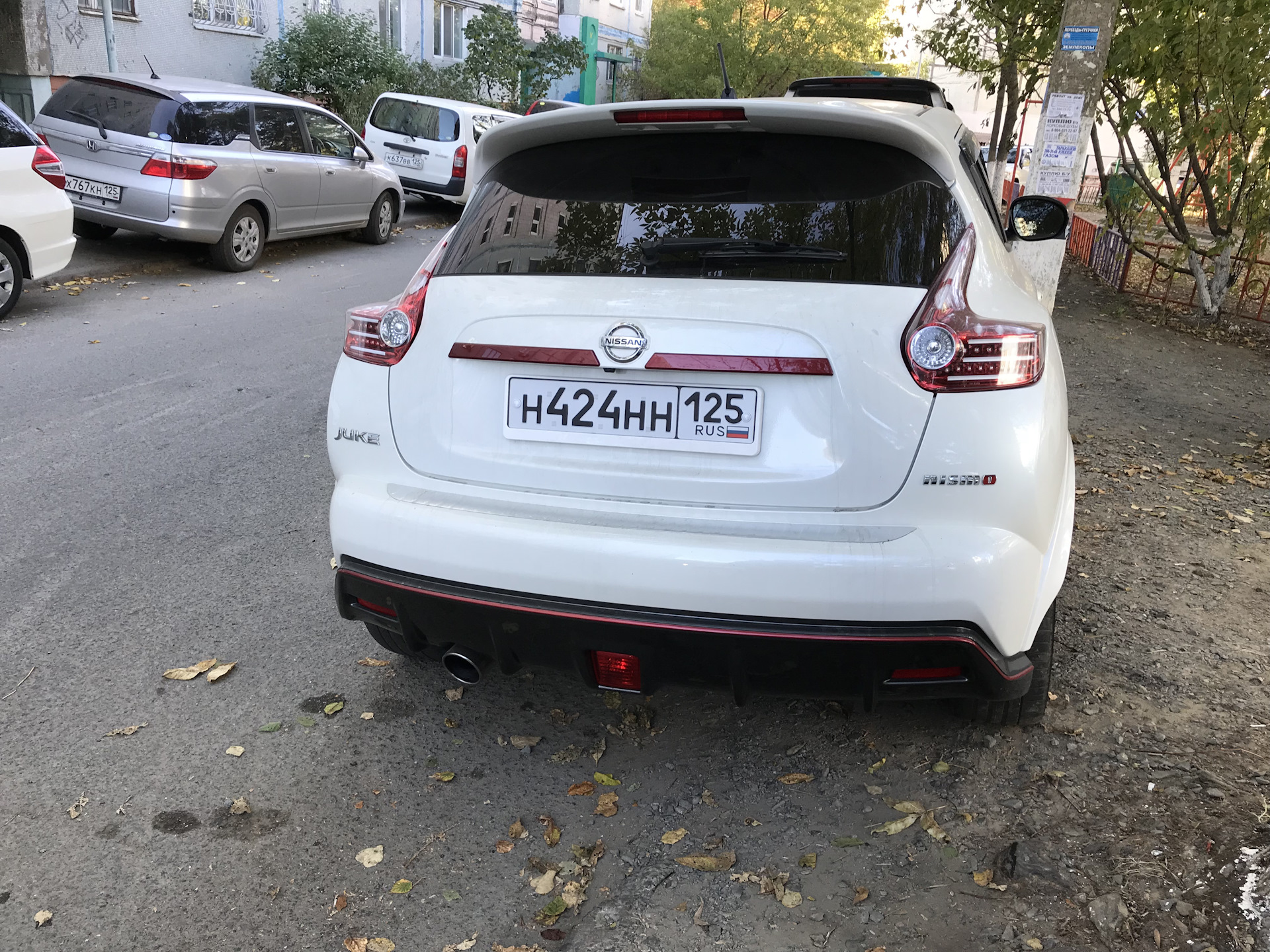 Ниссан заднего. Ниссан Жук задние номера. Ниссан Джук сзади. Nissan Juke шильдик. Ниссан Жук 82 регион.