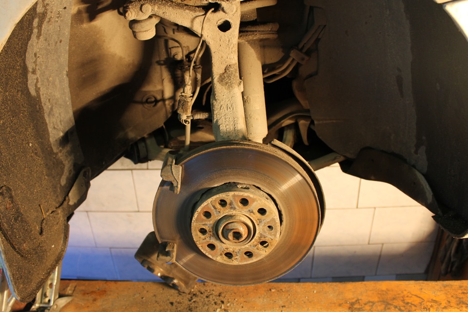 Замена наружного шруса — Volkswagen Passat B5, 1,8 л, 2002 года ...