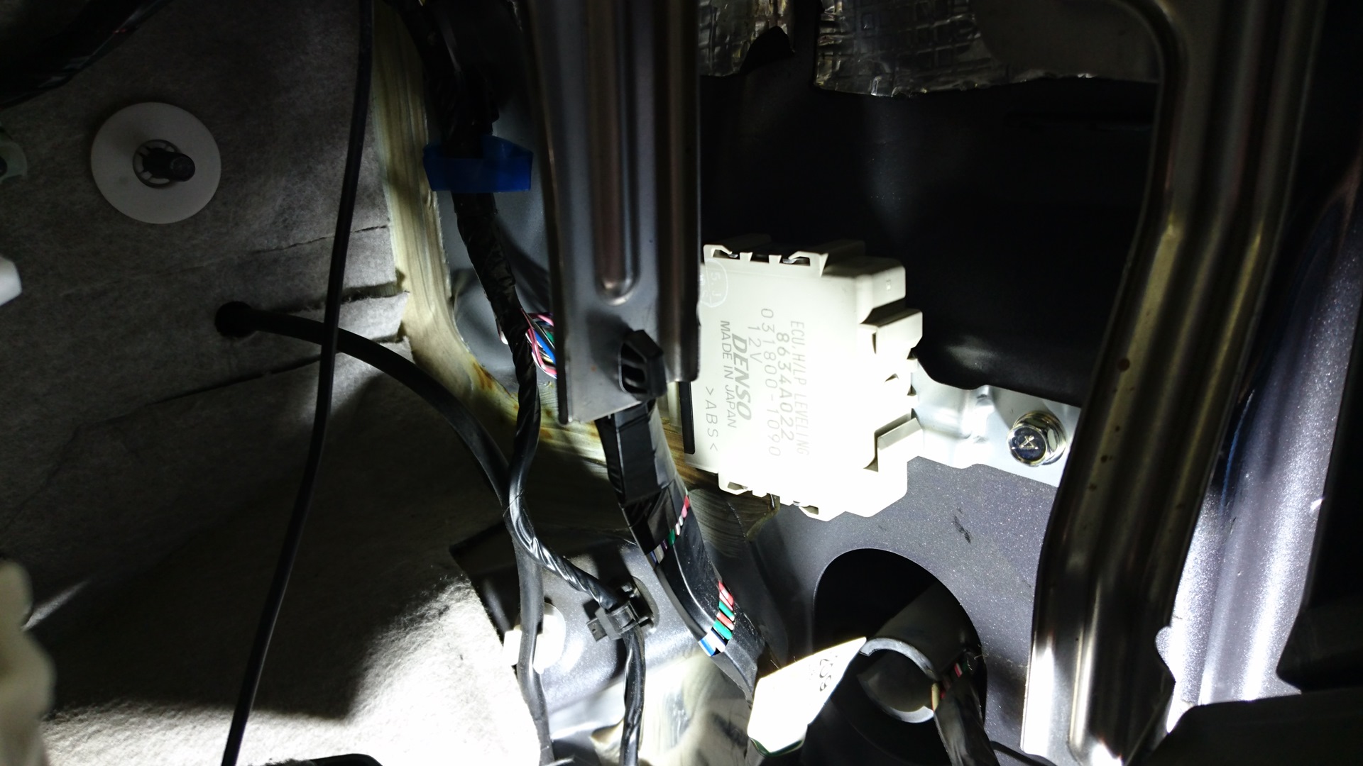 54. Установка автокорректора фар — Mitsubishi Outlander XL, 2,4 л, 2008 ...