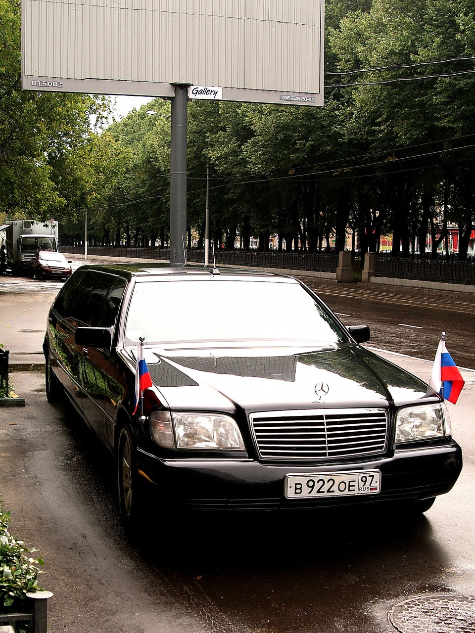 Флаги России — Mercedes-Benz S-Class (W140), 6 л, 1992 года | фотография |  DRIVE2