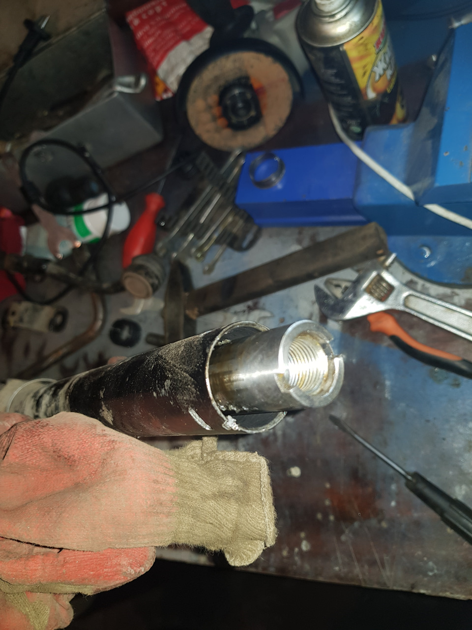 Аккуратно запихиваем новую втулку, что бы усики оказались в своих отверстиях на корпусе, вставляем обратно стопорное кольцо, и в обратной последовательности собираем все обратно. — Hyundai i20 (1G)