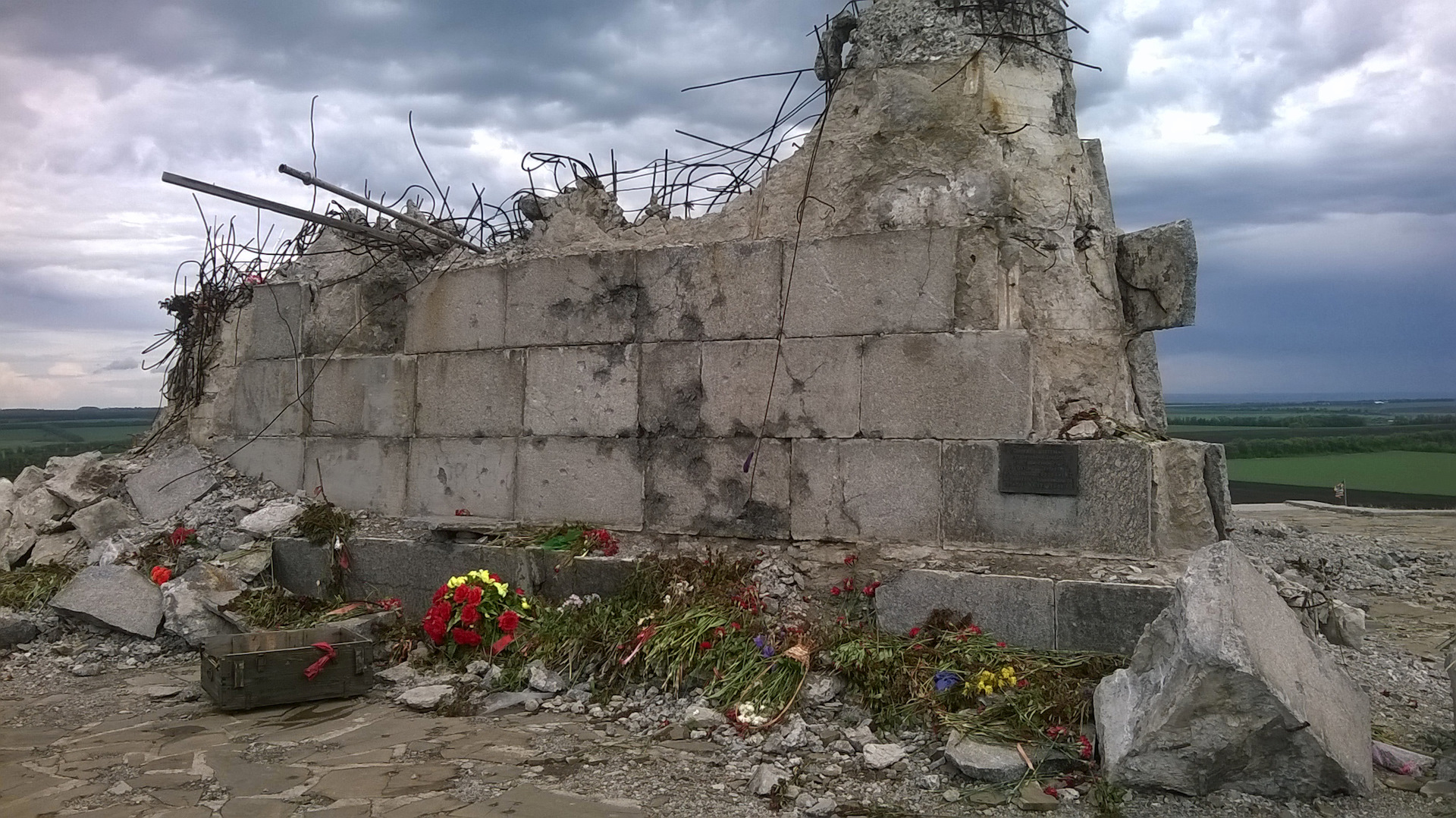 Животное рядом с саур могилой. Саур гора Донецк. Савур могила. Саур могила Луганская область. Гора Саур-могила обновленные.