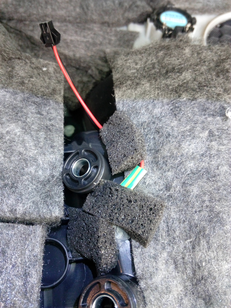 Также на термоклей фиксируем ленту, сверху еще кусочками шумки закрепил — Volvo XC60 (1G)