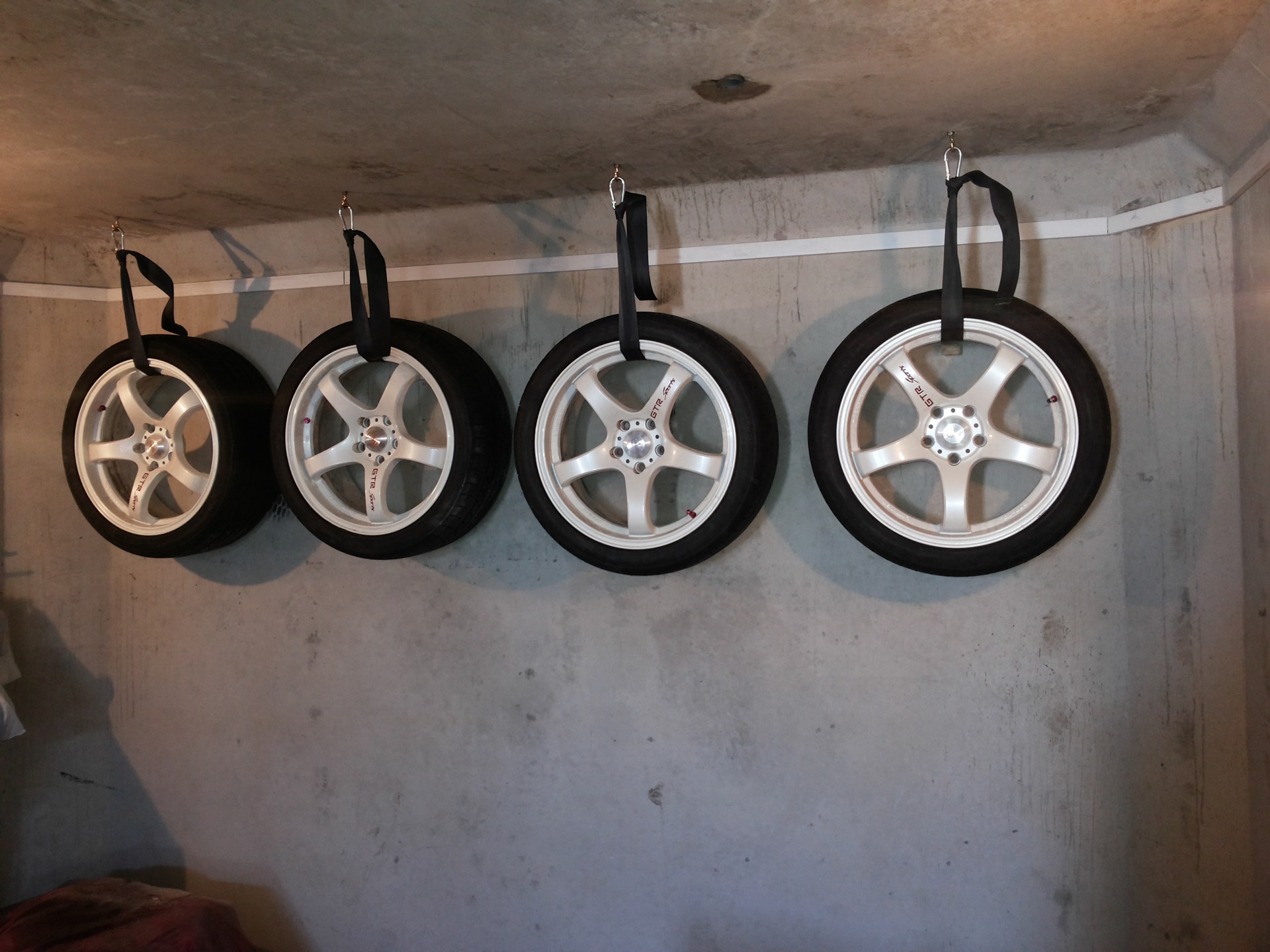 Храним колеса рф спб. Хранение колес в гараже. Приспособления для хранения колес в гараже. Полки для хранения колес в гараже. Правильное хранение колес на дисках.